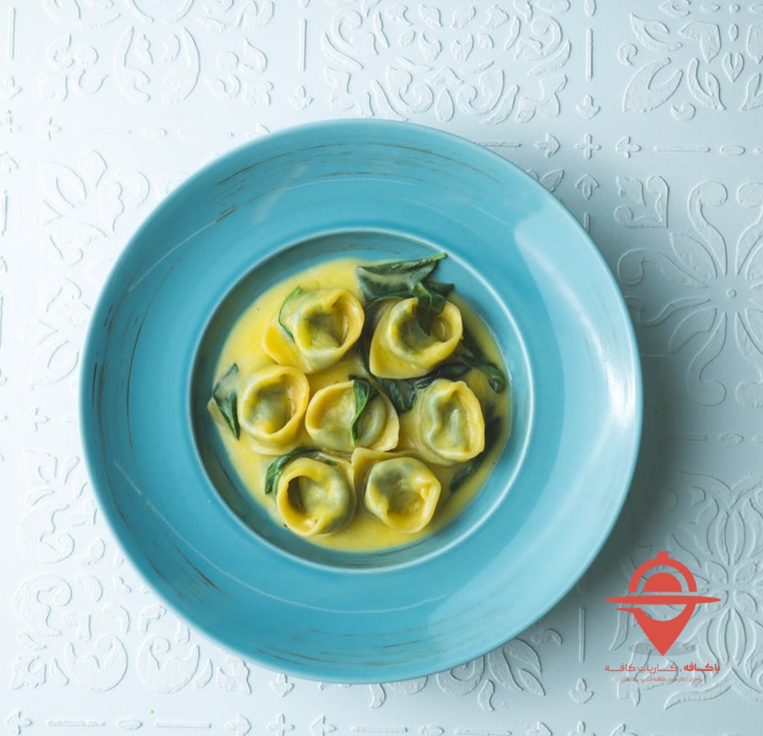 رستوران پاپا آنج آشپز و نیروی میزبان استخدام میکند