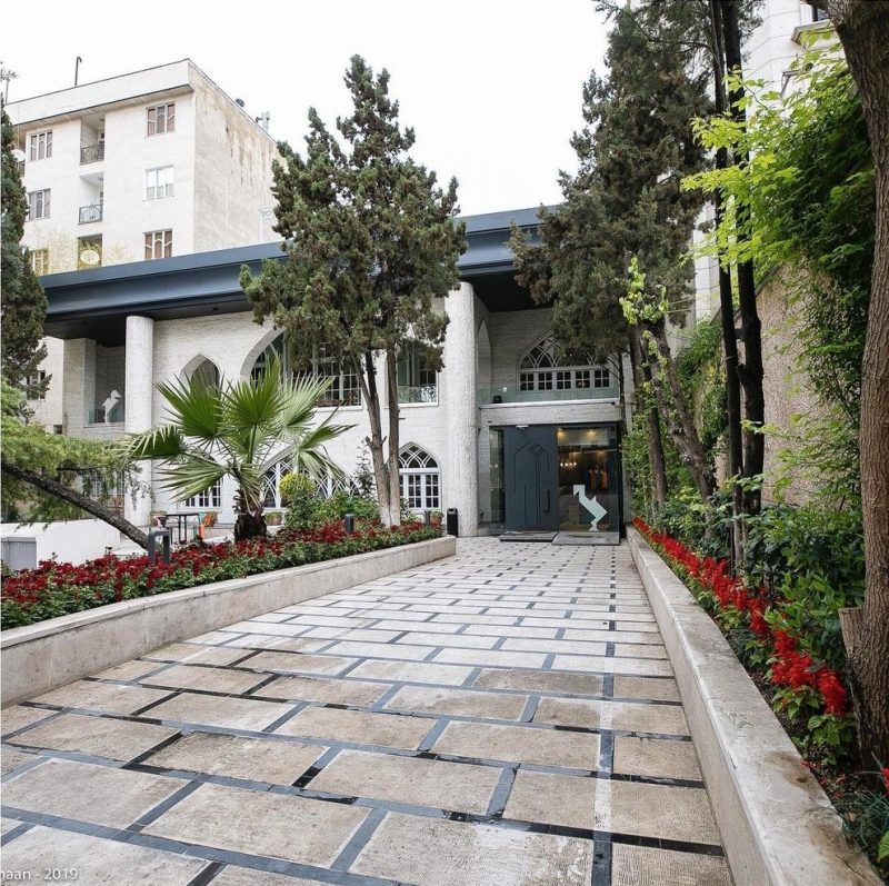 خانه کارمان در سکشن های مختلف استخدام میکند