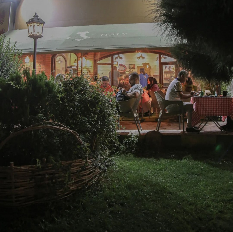 رستوران ایتالیایی لیتل ایتالی نیروی میزبان استخدام میکند