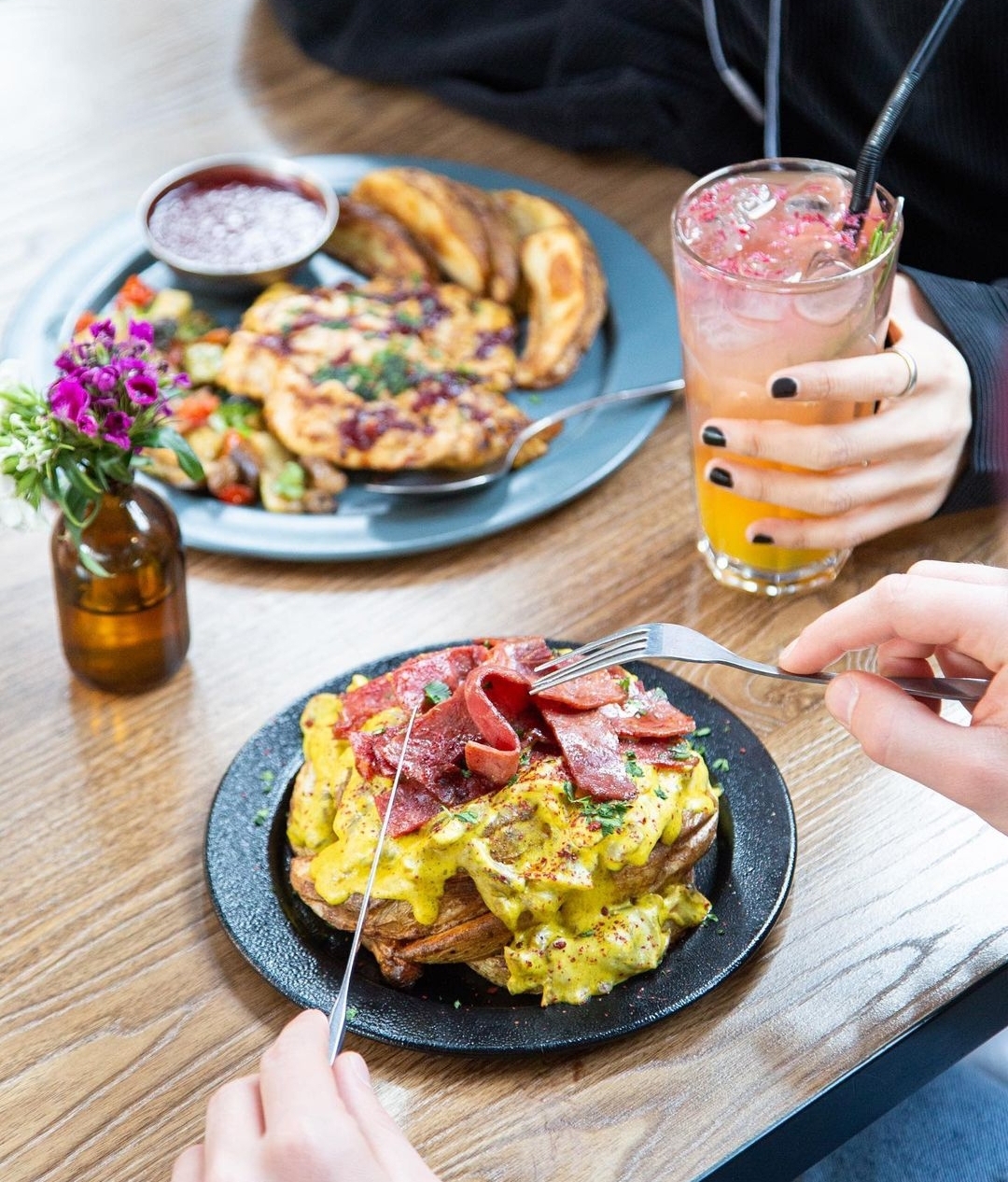 کافه مان زا نیروی برای آشپزخانه و سالن استخدام میکند