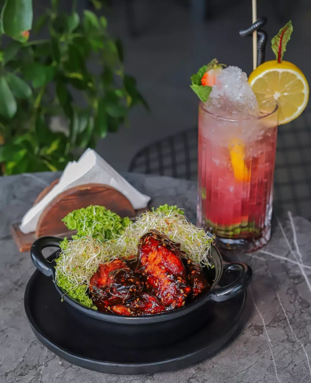 کافه رستوران دلسا لانژ نیروی سالن استخدام میکند