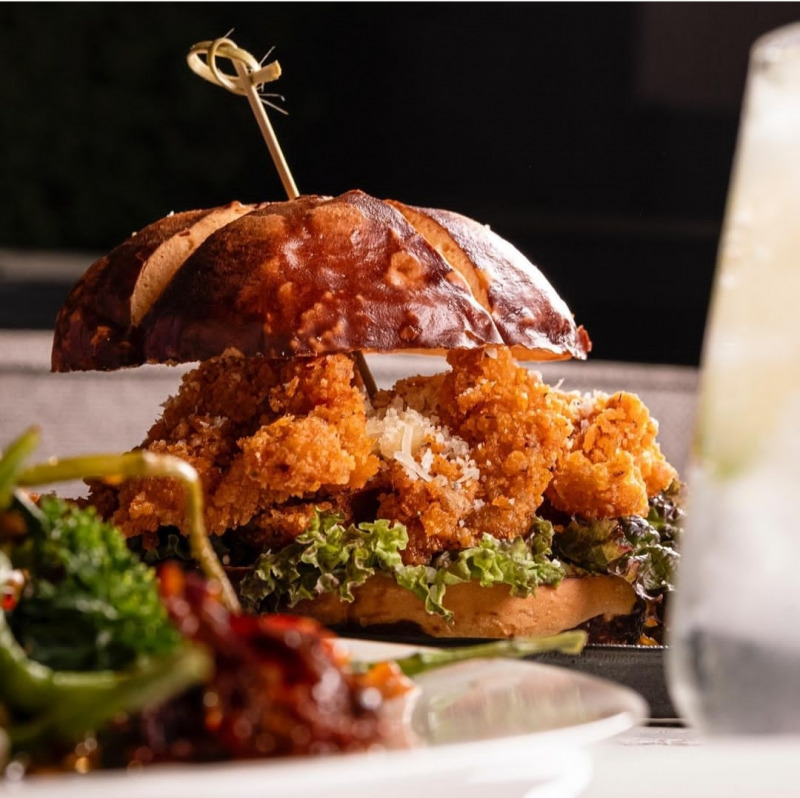 کافه رستوران بن ژی ویتر آقا و خانم استخدام میکند