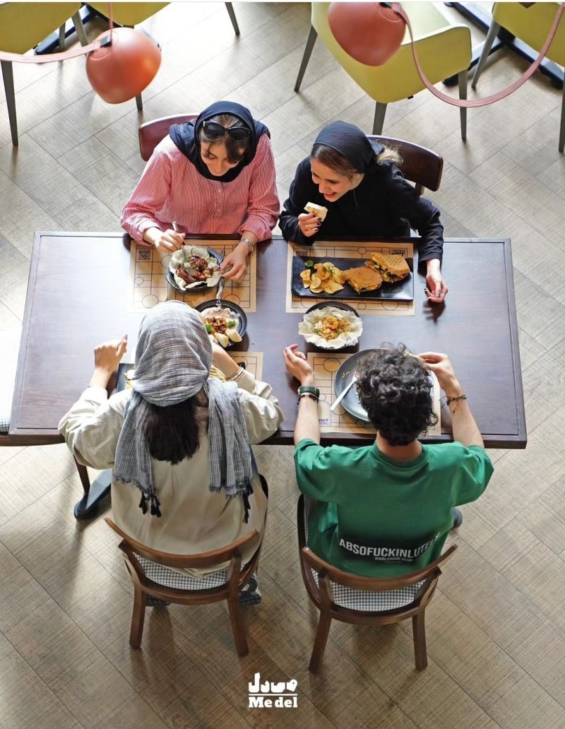 کافه رستوران می دل استخدام میکند