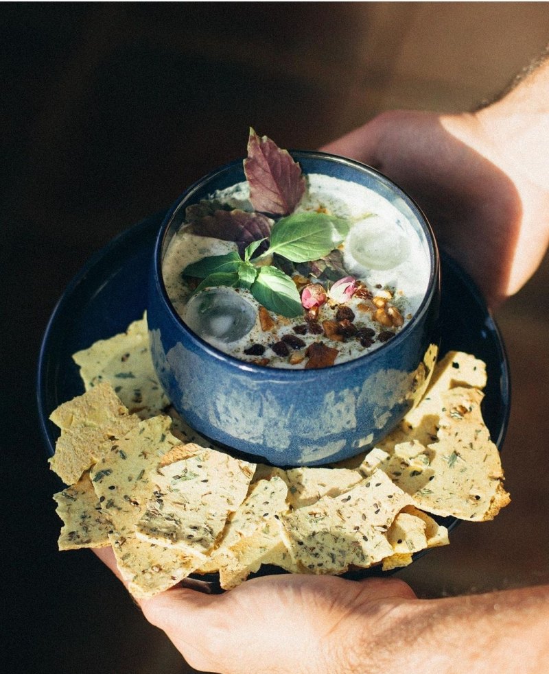 کافه نزدیک کتاب نیروی سالن استخدام میکند