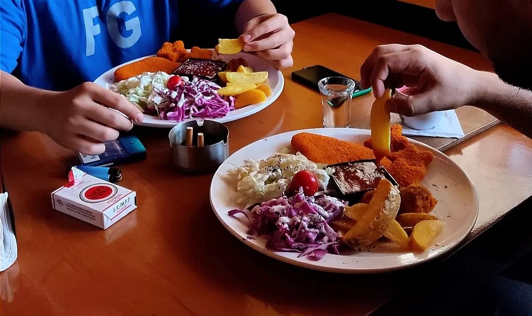 استخدام نیروی میزبان در کافه پرهنر