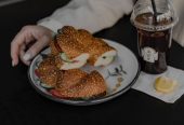 کار در کافه سدل روم در بخش سالن