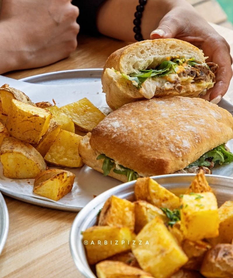 استخدام در رستوران آربیز برا بخش صندوق و سالن