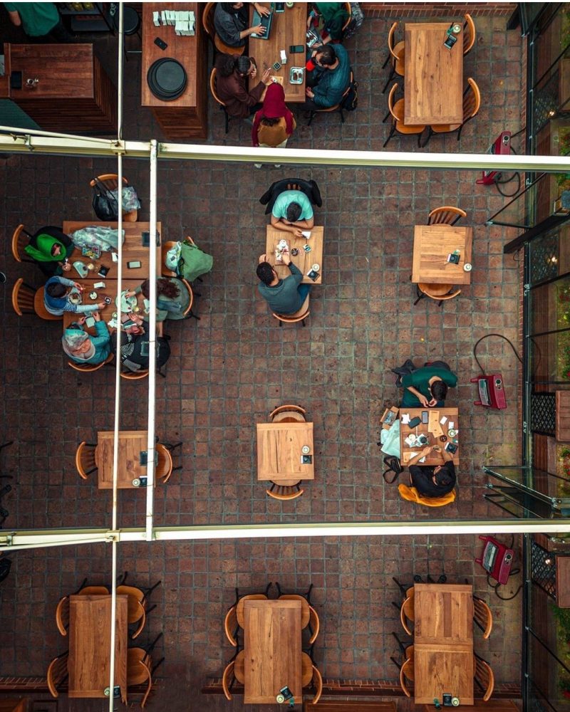 کار در کافه کتاب ققنوس برای قسمت سالن