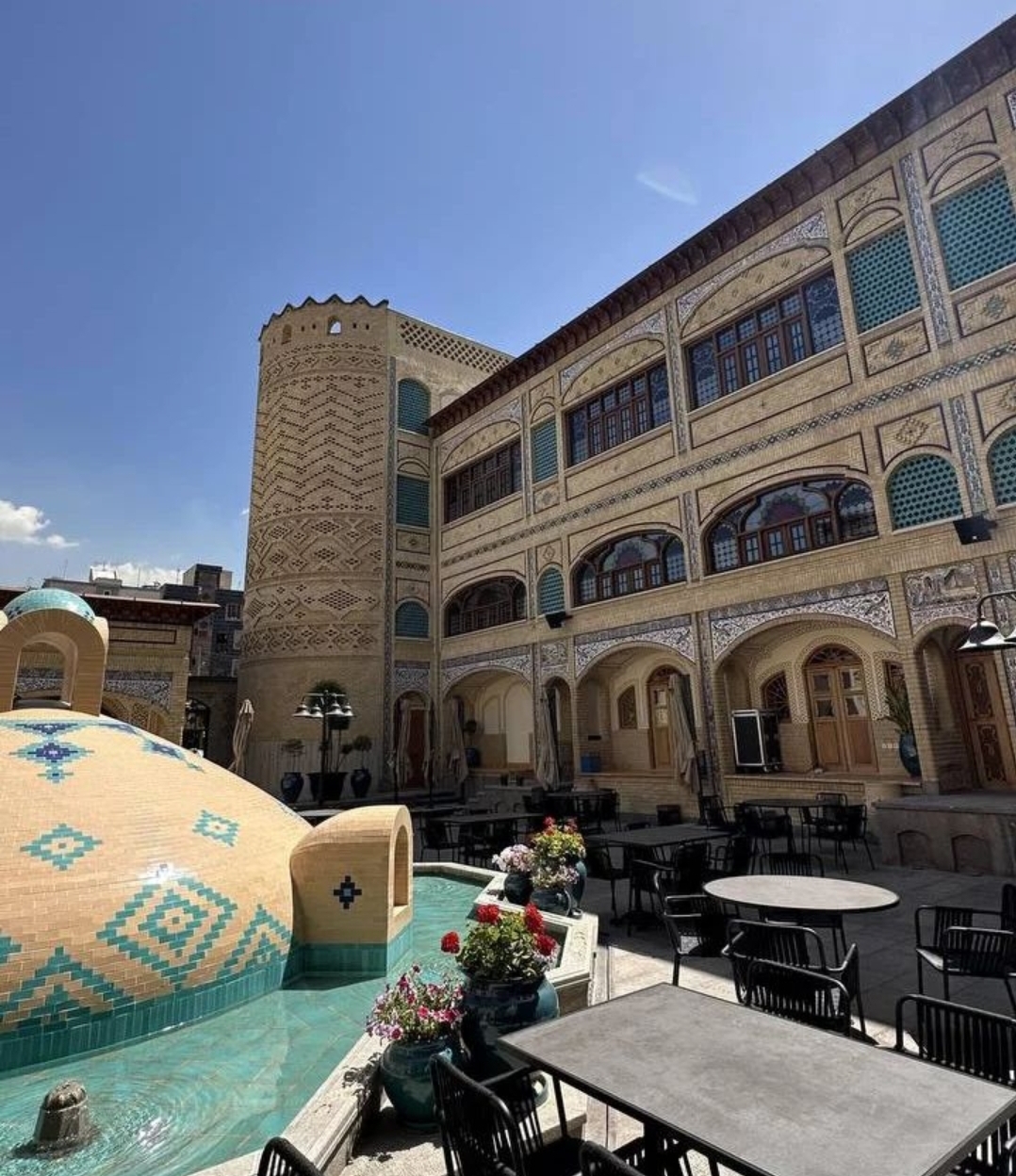 هتل گران میراث رشیدیه در سکشن های محتلف نیرو استخدام میکند