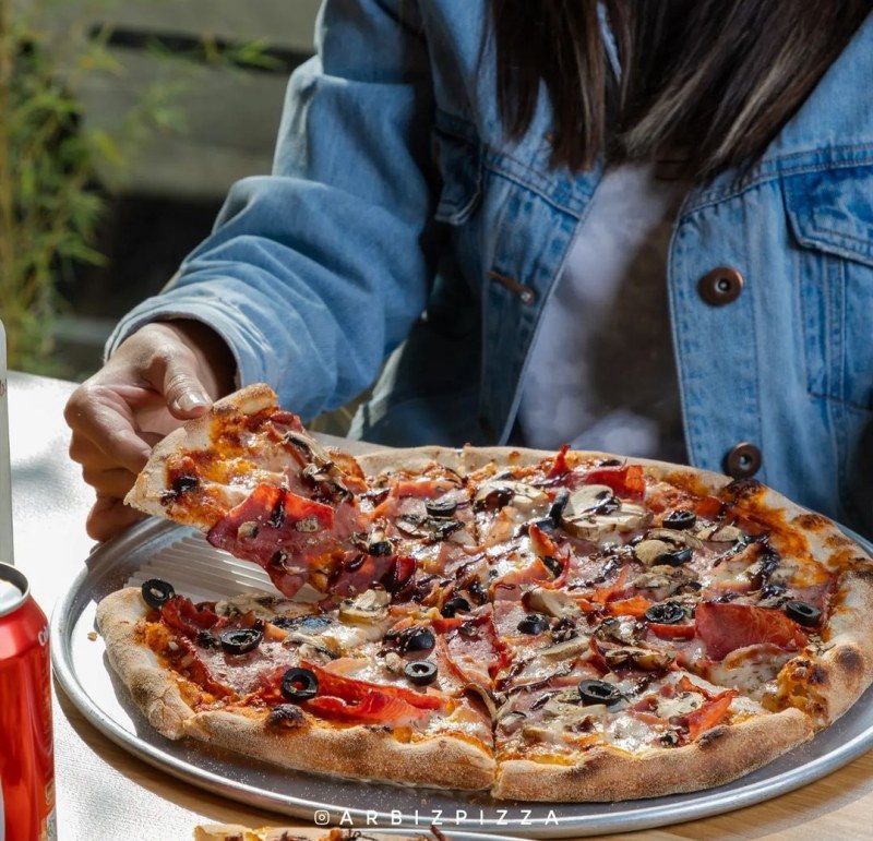 پیتزا آربیز برای قسمت آشپزخانه و سالن نیرو استخدام میکند