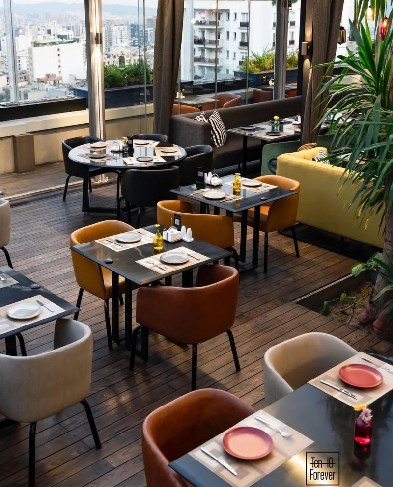 رستوران تن فور اور برای بخش سالن نیرو استخدام میکند