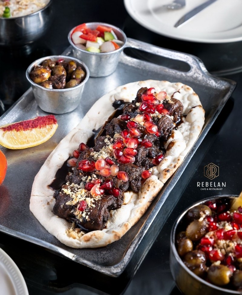 کافه رستوران ربلان برای قسمت بار و سالن نیرو استخدام میکند