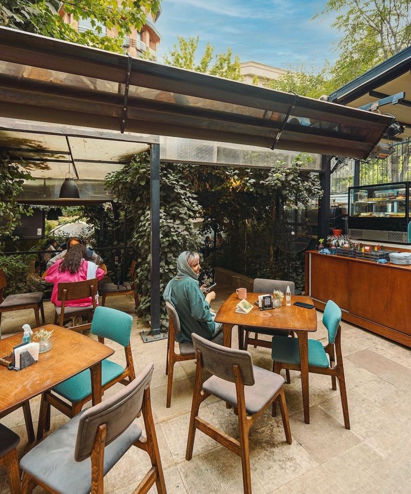 استخدام ویتر در کافه گالری هاگ نیاوران