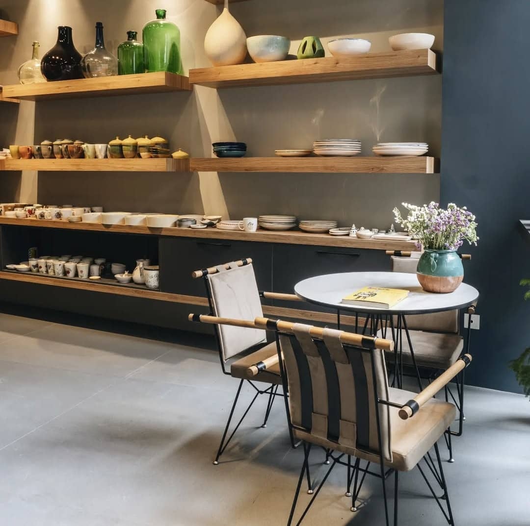 آگهی استخدام ویتر در کافه کوره