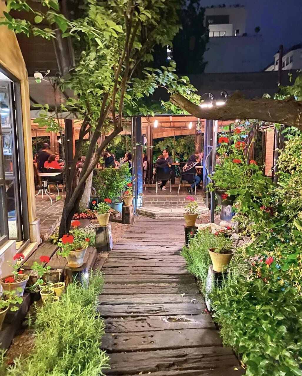 آگهی استخدام ویتر در کافه رومی