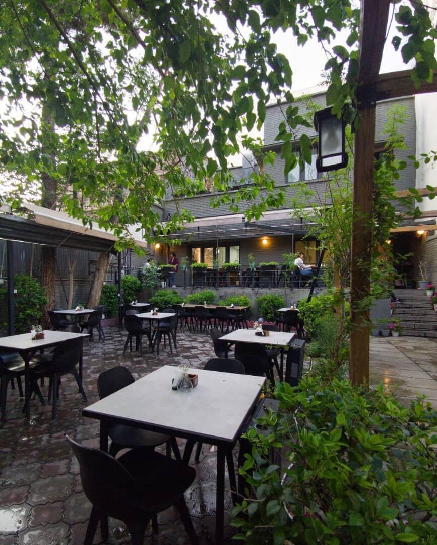 آگهی استخدام ویترس در کافه رستوران مان‌زا