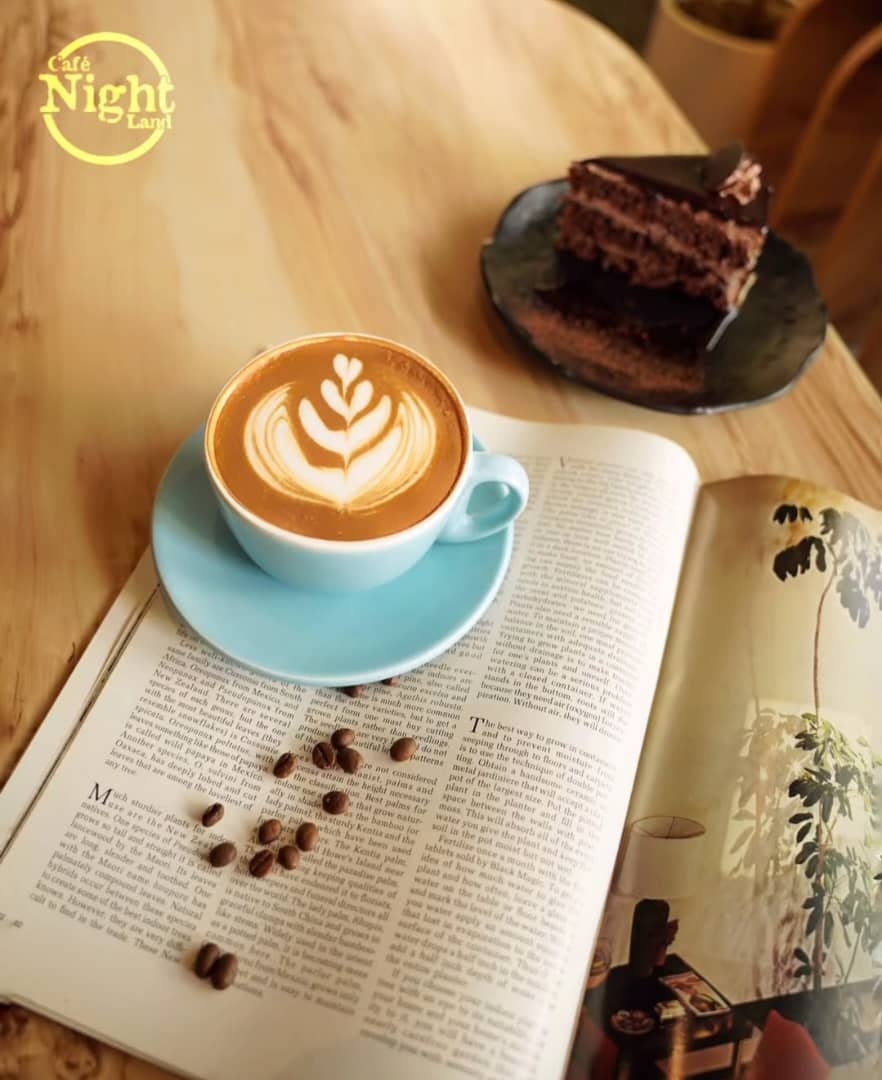 آگهی استخدام ویترس در کافه نایت لند