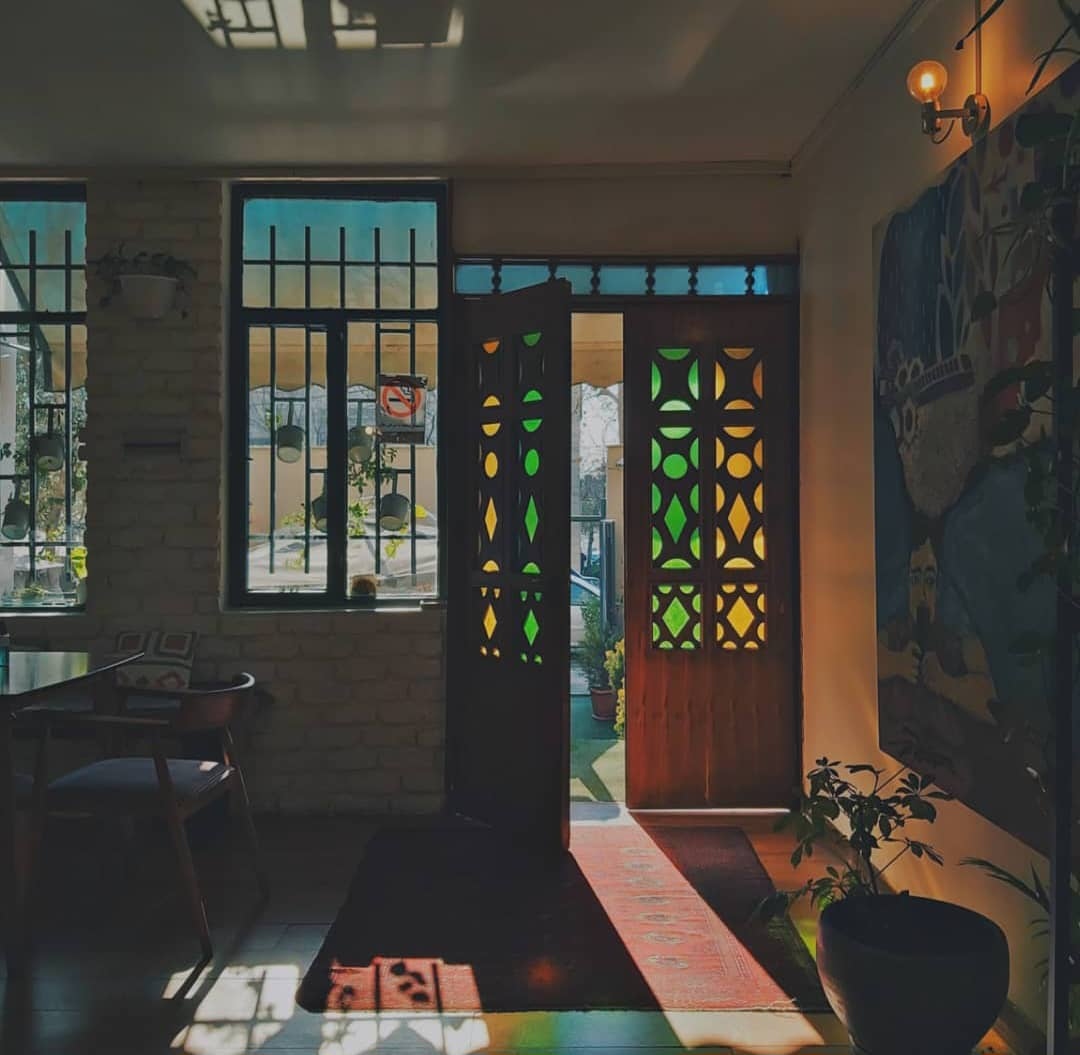 آگهی استخدام نیروی سالن در کافه کاروتا