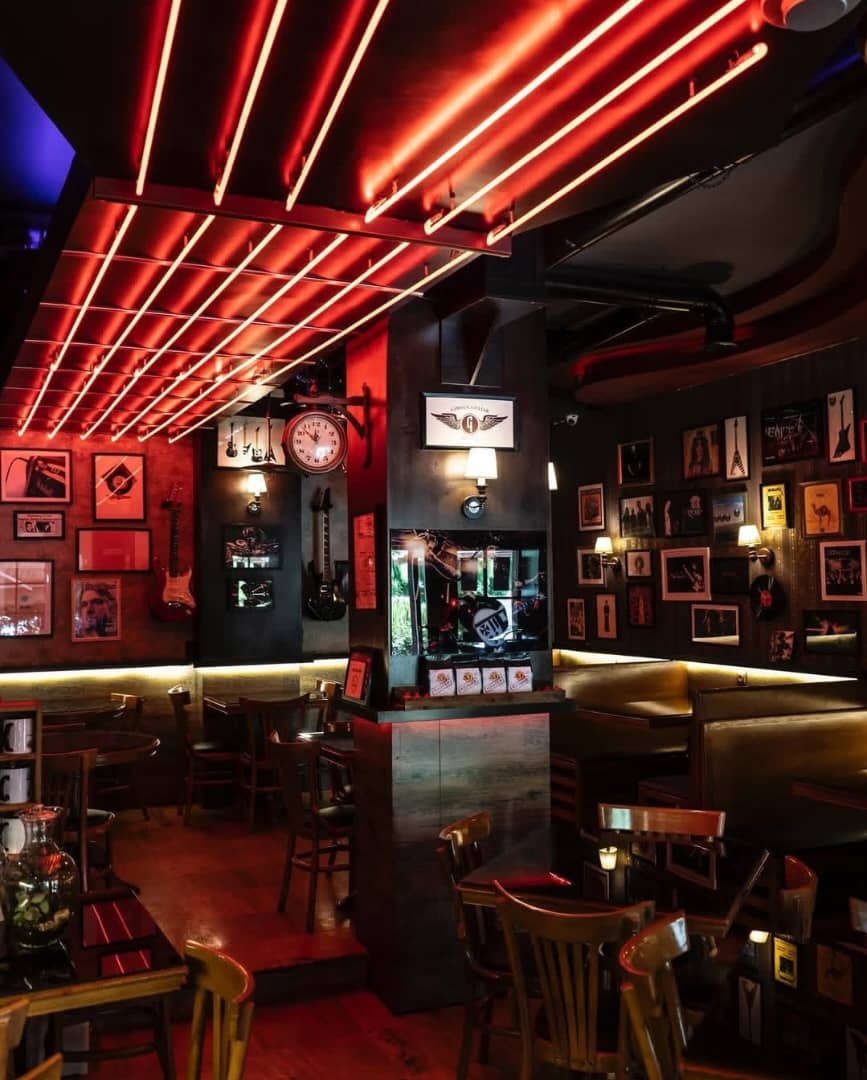 آگهی استخدام ویتر در کافه راک