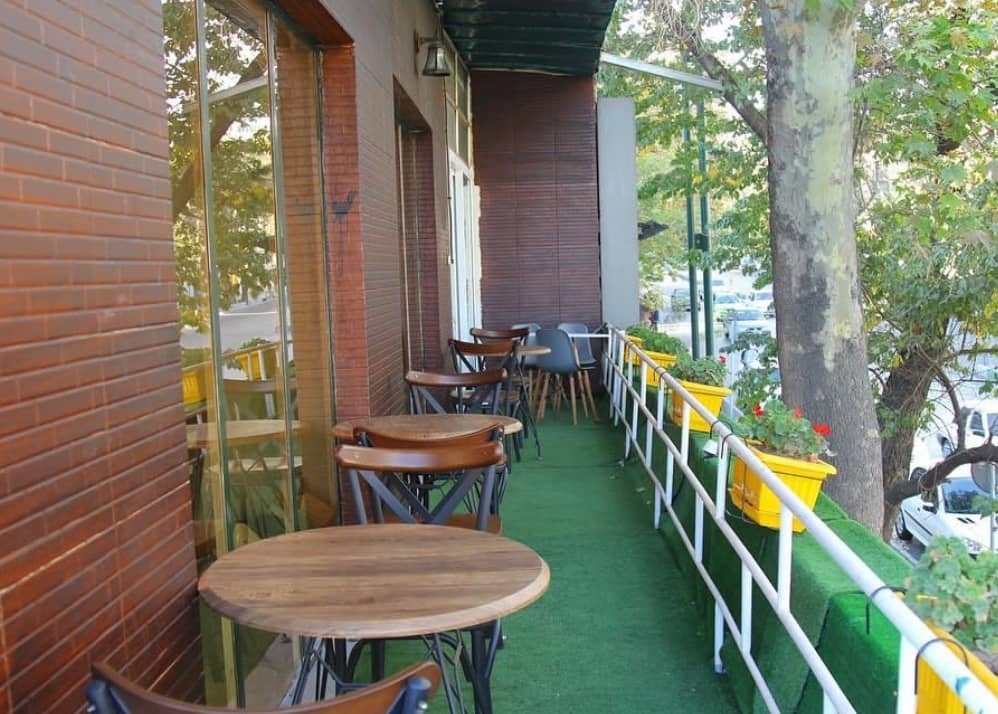 آگهی استخدام باریستا در کافه کتاب جایی دیگر