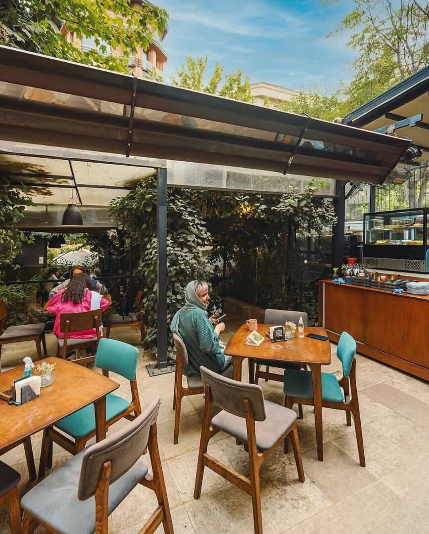 آگهی استخدام سالن‌کار در کافه گالری هاگ