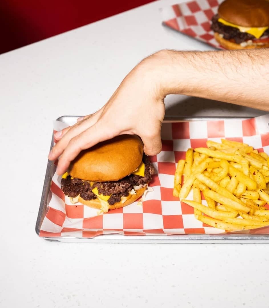 آگهی استخدام کمک آشپز و نیروی خدمات در جی برگر