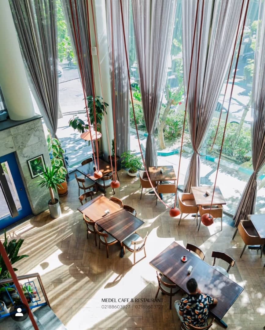 آگهی استخدام ویتر در کافه رستوران میدل