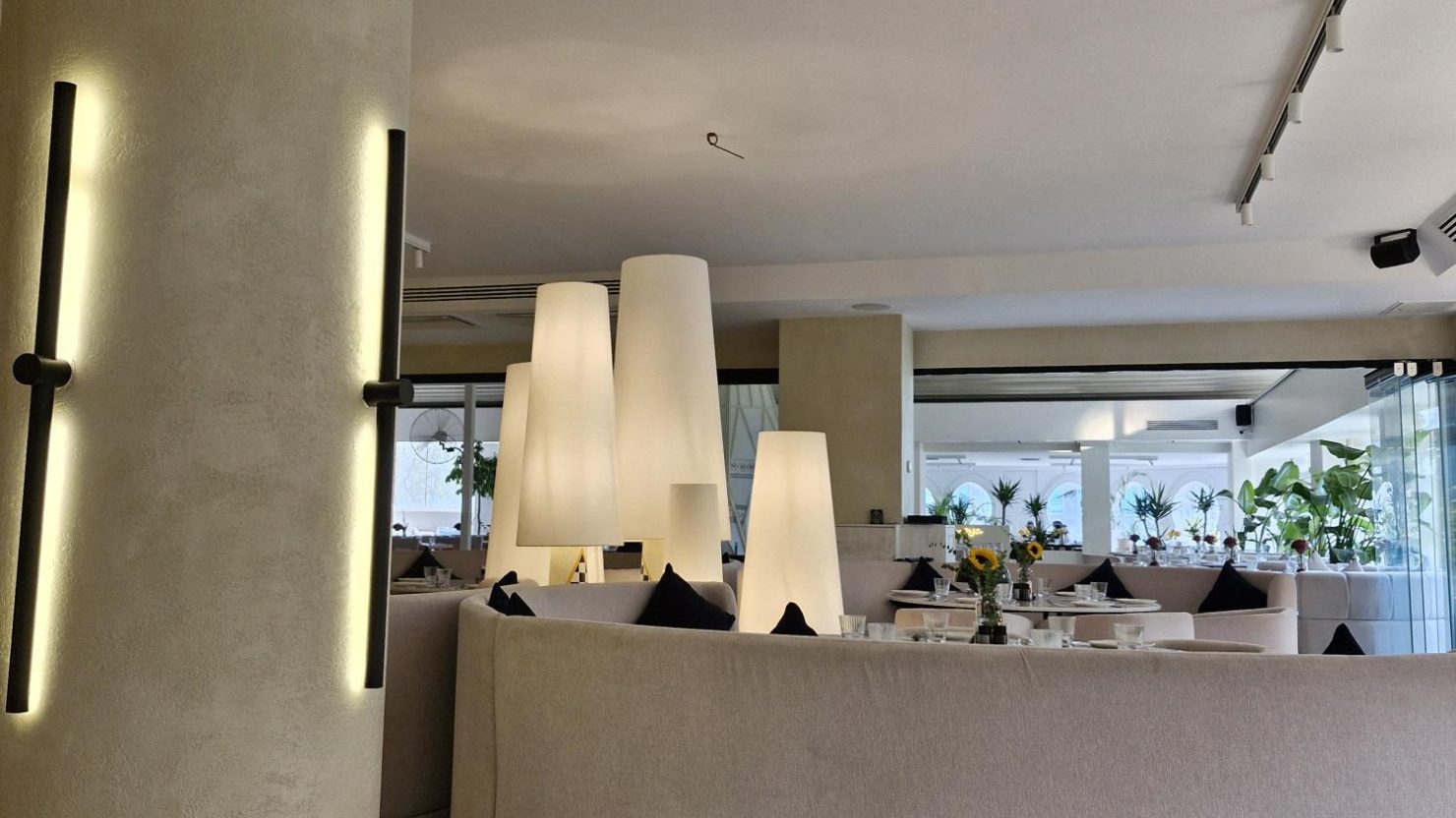 آگهی استخدام کافه رستوران مویا همکاری می نماید