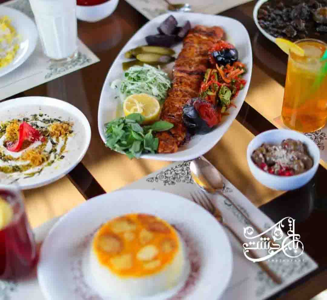 آگهی استخدام سراشپز، سالن کار، صندوقدار، کمک آشپز