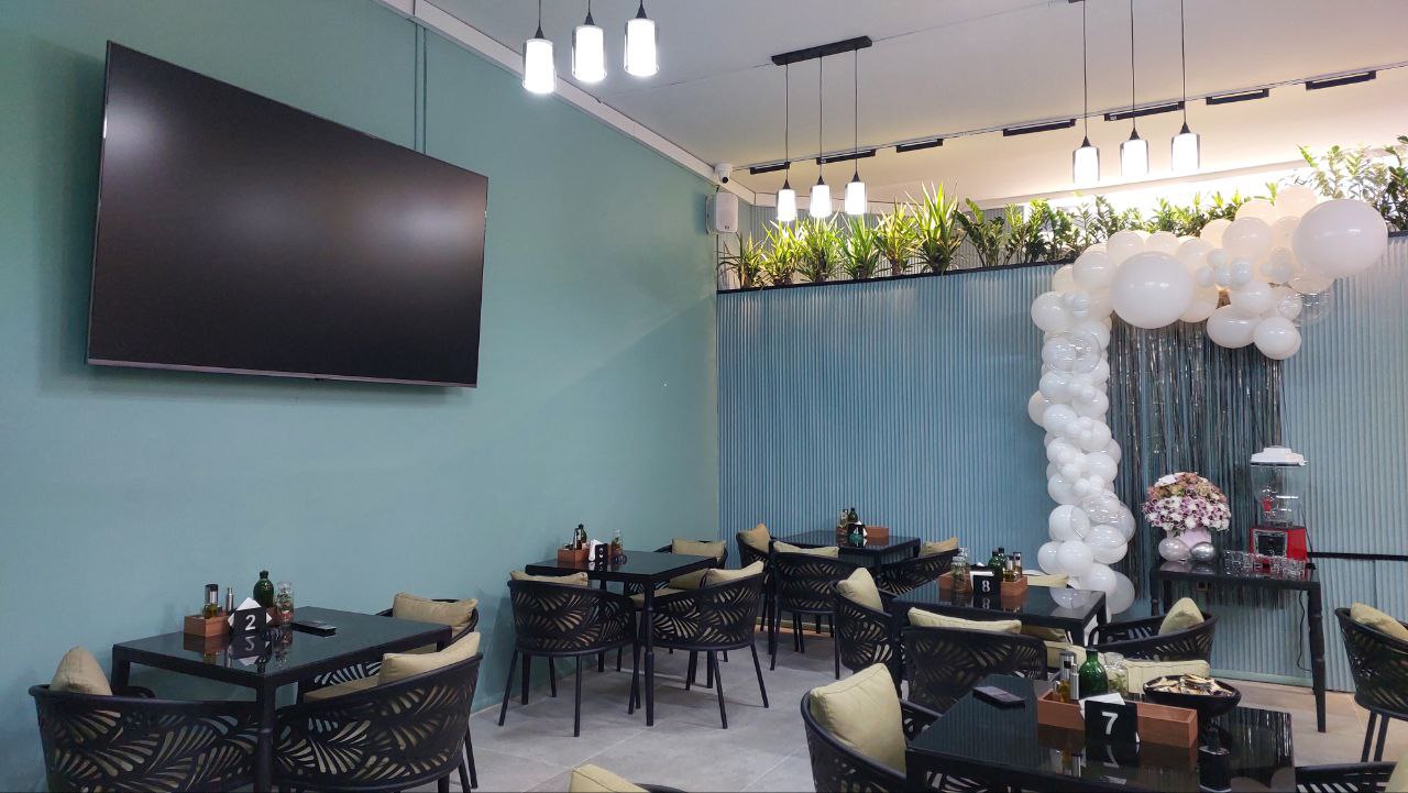 کافه رستوران هوت لانژ نیازمند وسط کار و آشپز میباشد